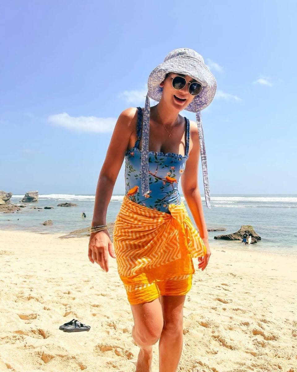 Outfit Pantai Luna Maya (instagram.com/lunamaya)