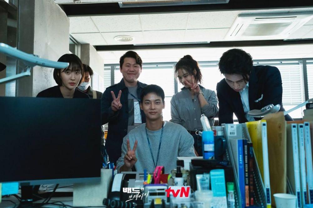 10 Potret Pemain KDrama Bad and Crazy di Belakang Kamera