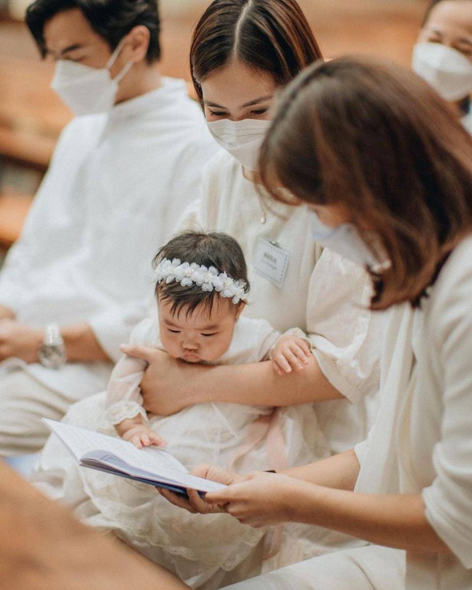 Pembaptisan anak Dion Wiyoko (Rickymueller | Morden.co via Instagram.com/fionaanthony/)