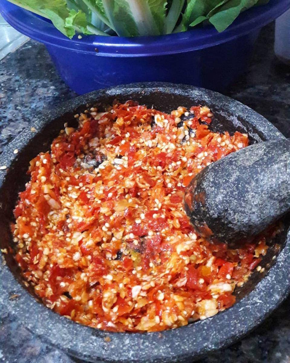 ilustrasi menghaluskan sambal (instagram.com/christina_soesilo)