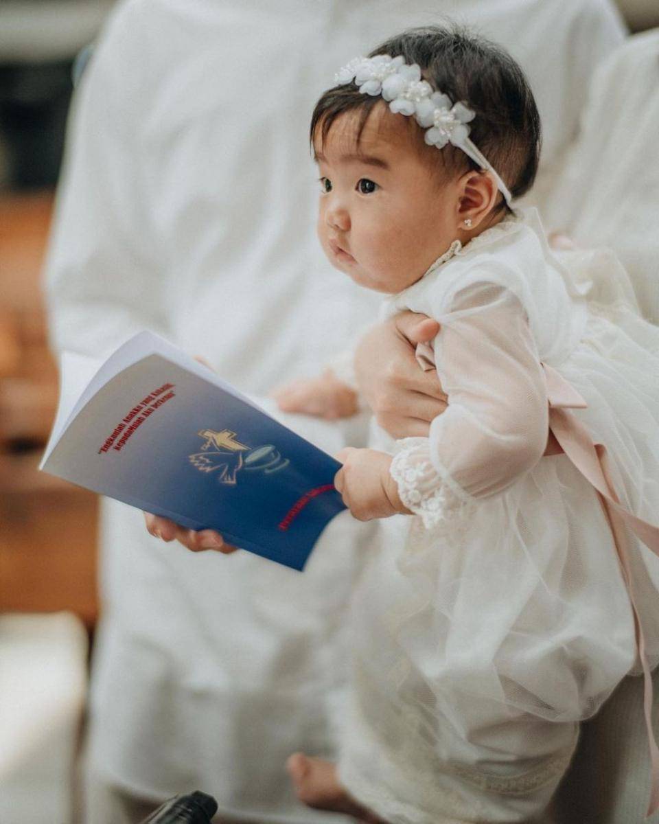 Pembaptisan anak Dion Wiyoko (Rickymueller | Morden.co via Instagram.com/fionaanthony/)