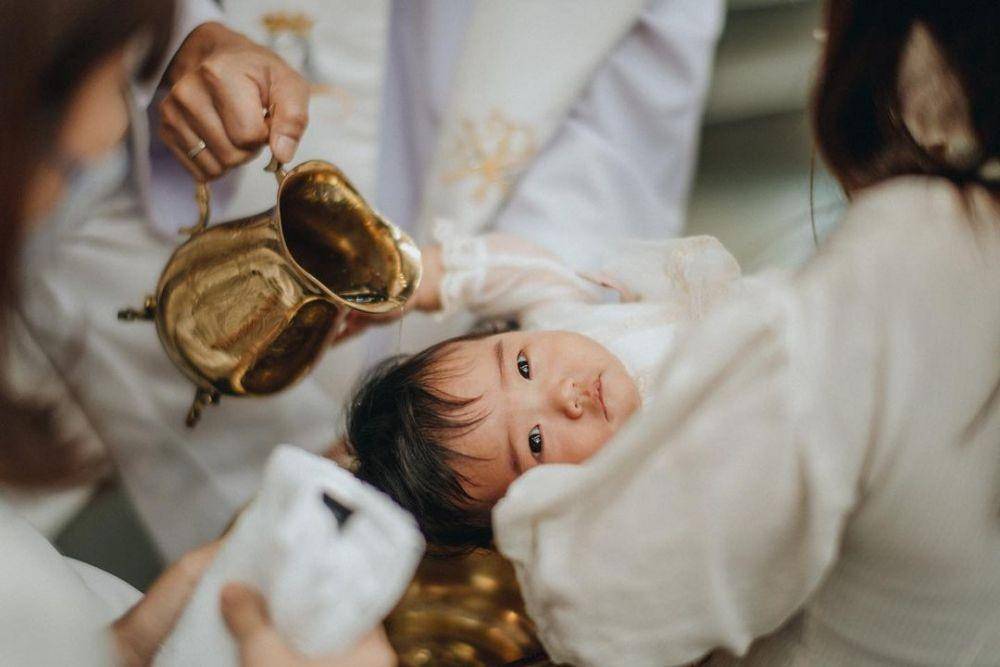 Pembaptisan anak Dion Wiyoko (Rickymueller | Morden.co via Instagram.com/fionaanthony/)