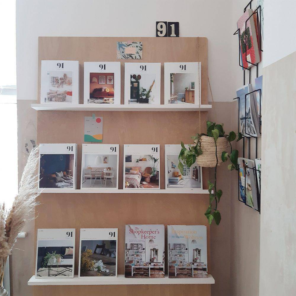 Ilustrasi memajang koleksi majalah (unsplash.com/@91magazine)