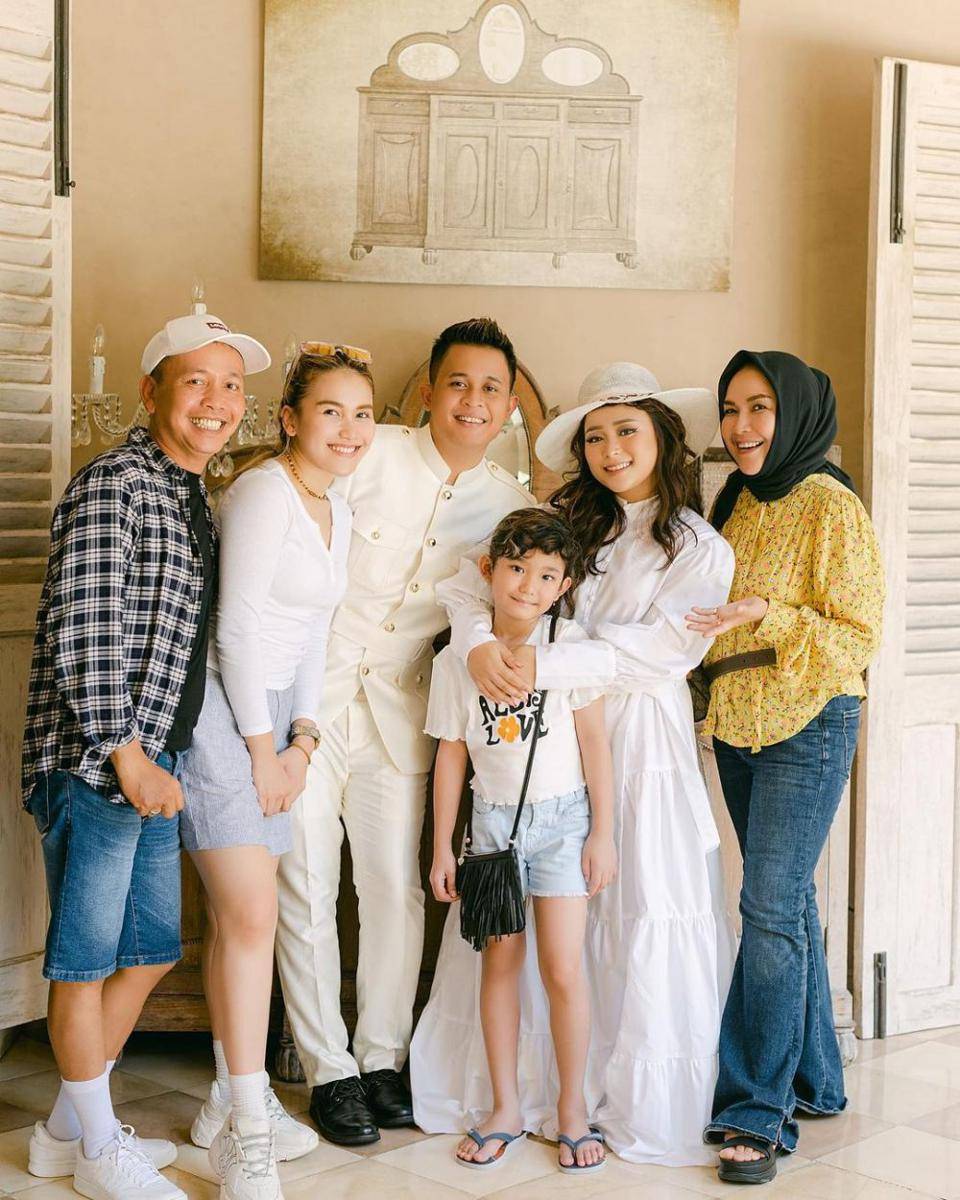 potret keluarga Ayu Ting Ting (Elgio Photography via instagram.com/mom_ayting92_)
