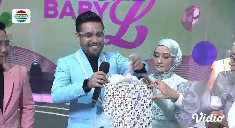 sahabat artis di face reveal baby L (youtube.com/indosiar)