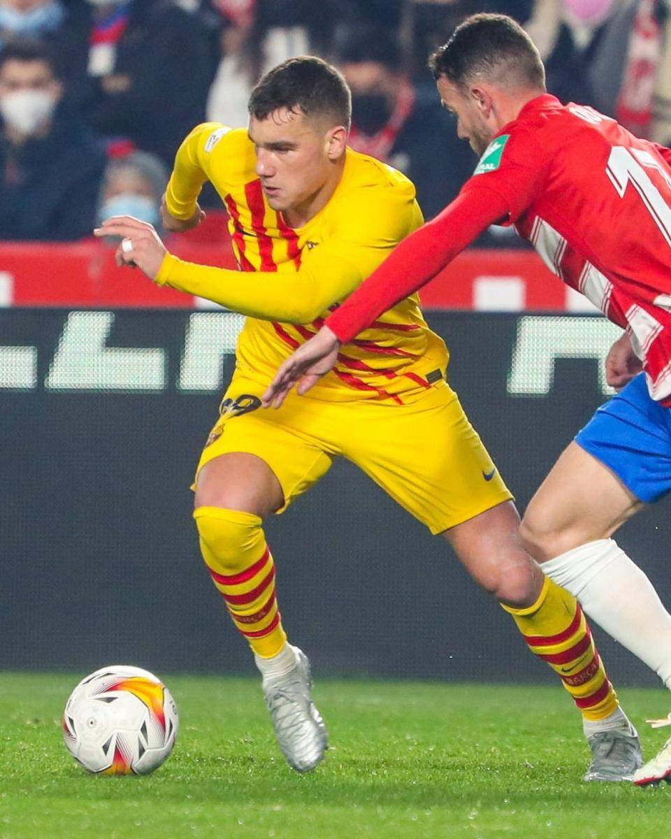 Xavi Hernandez marah kepada anak asuhnya, karena Barcelona lagi-lagi gagal menang usai ditahan imbang Granada 1-1 di laga lanjutan LaLiga, Minggu (9/1/2022). (Twitter/@FCBarcelona)