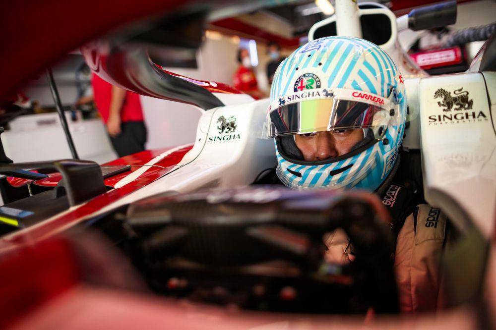 Guanyu Zhou saat menjajal mobil Alfa Romeo. (twitter.com/FormulaRapidaEN)