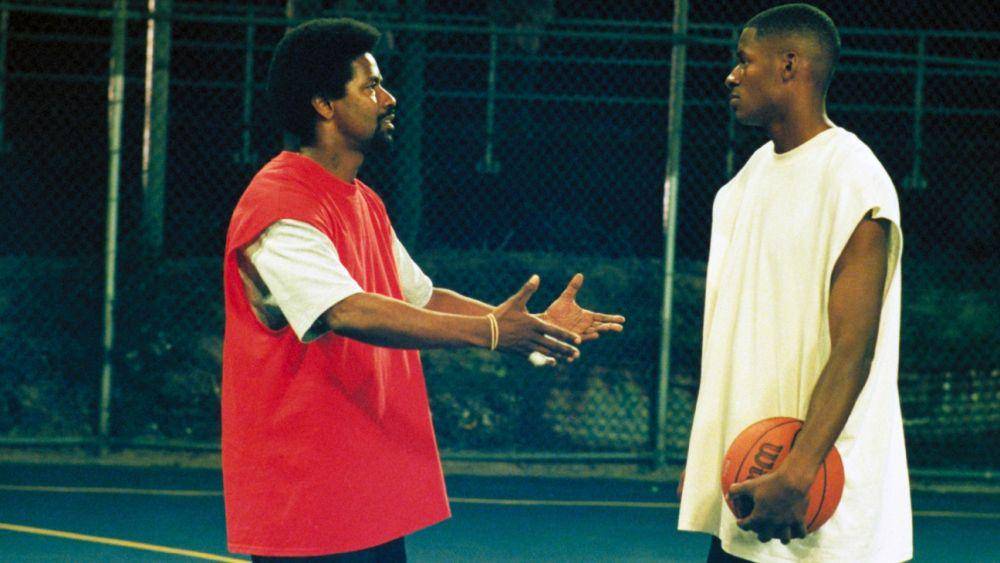 Denzel Washington bersama Ray Allen (kanan) beradu akting dalam He Got Game. (dok. Buena Vista Pictures/He Got Game)