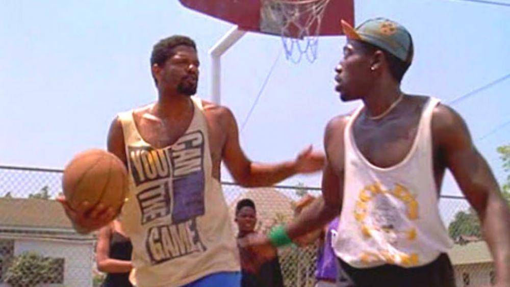 Marques Johnson (kiri) berperan sebagai Raymond dalam White Men Can't Jump. (dok. 20th Century Fox/White Men Can't Jump)