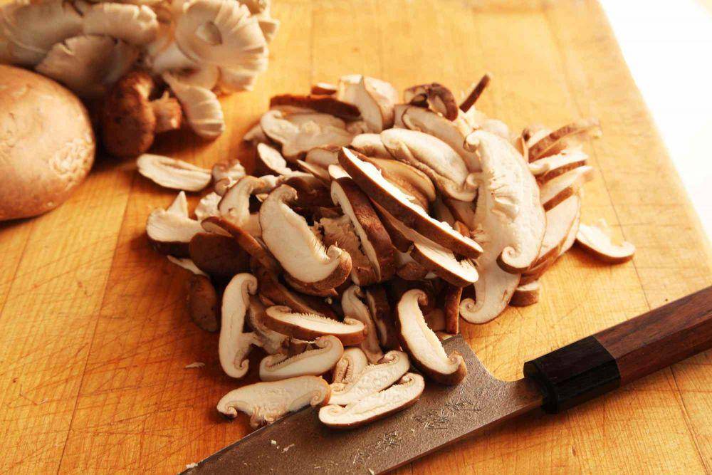 Mengiris jamur shiitake (seriouseats.com)
