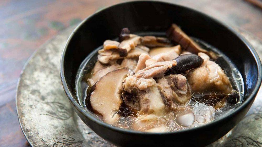Sup ayam jamur kuah jahe (simplyrecipes.com)