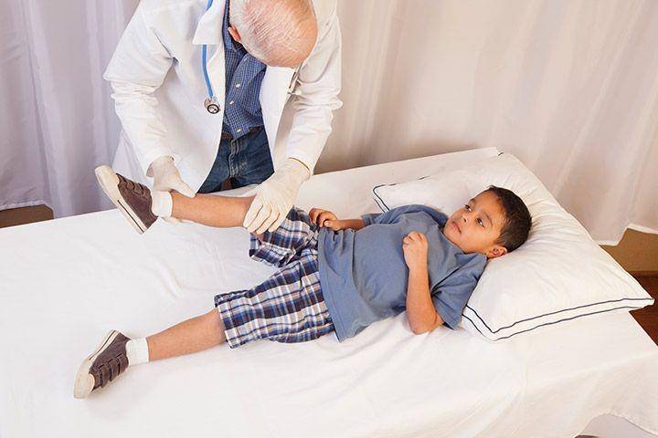 ilustrasi dokter memeriksa kaki anak (northshore.org)