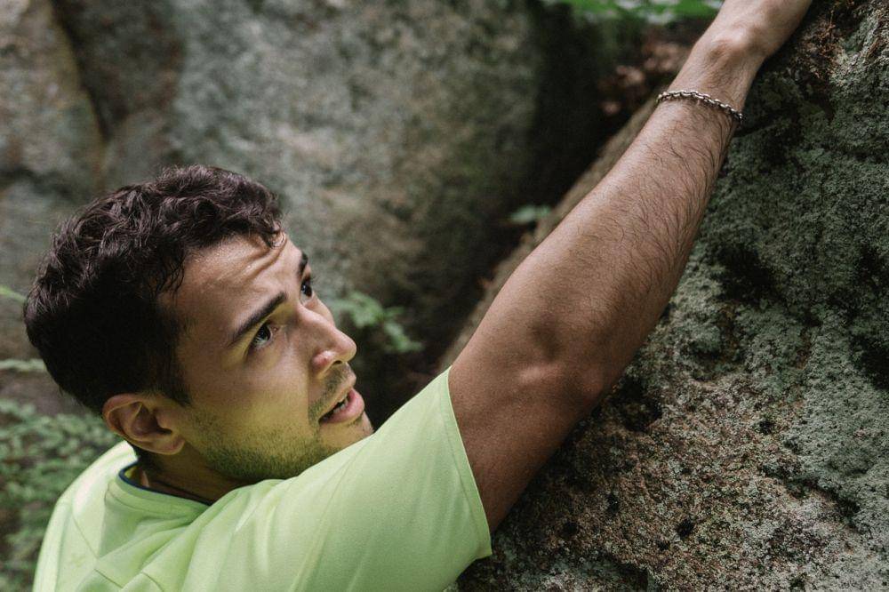 ilustrasi pria memanjat (pexels.com/Katya Wolf)