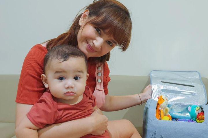 9 Potret Tumbuh Kembang Baby Nara, Putra Angelica Simperler, Gemasin!