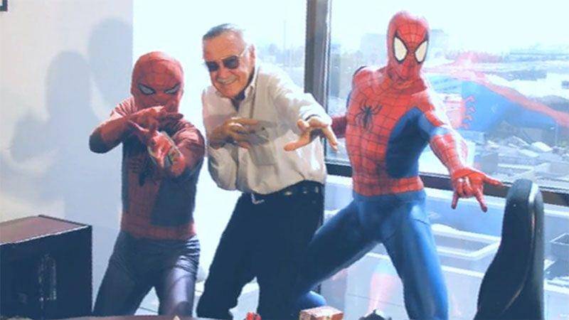 Stan Lee foto dengan Spider-Man Jepang. (Dok. Marvel)