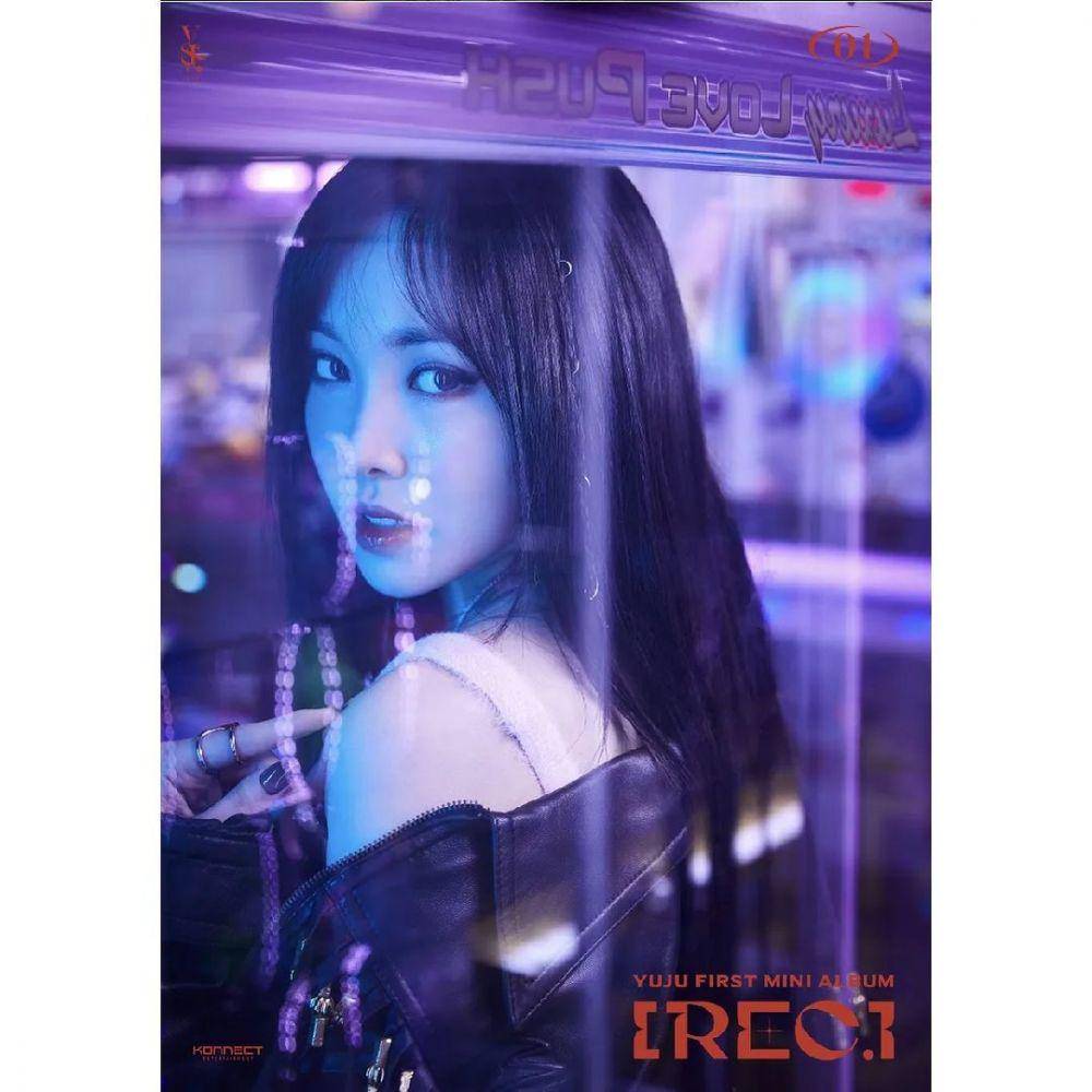 Yuju di konsep foto kedua untuk mini album pertamanya, REC (instagram.com/yuju_konnectent)