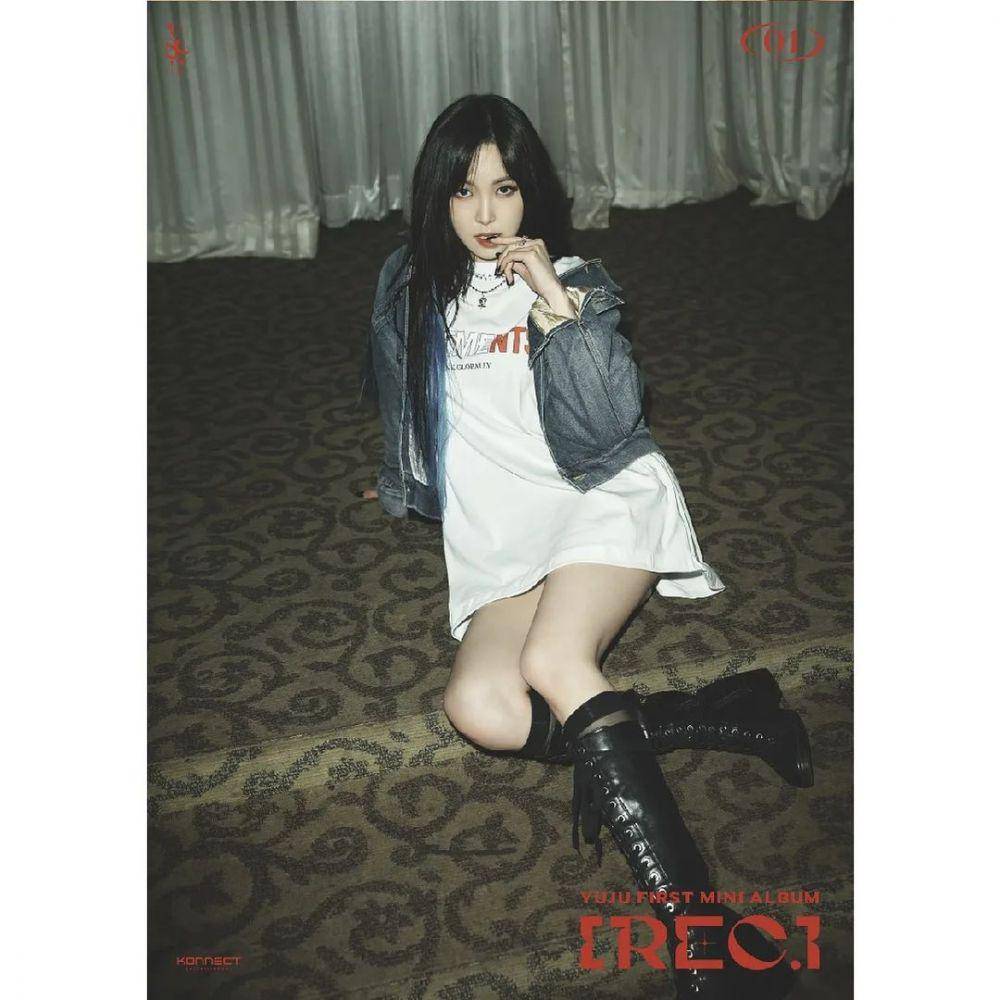Yuju di konsep foto kedua untuk mini album pertamanya, REC (instagram.com/yuju_konnectent)