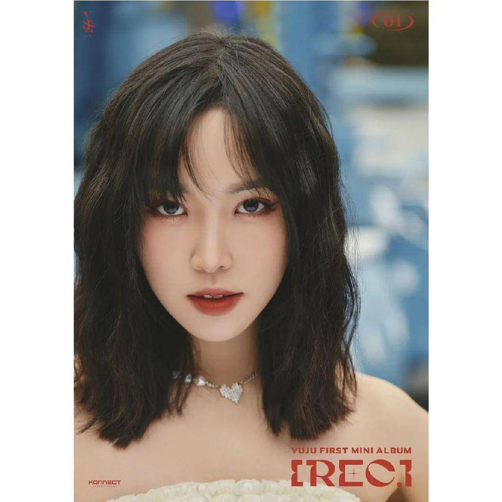 Yuju di konsep foto pertama untuk mini album pertamanya, REC (instagram.com/yuju_konnectent)