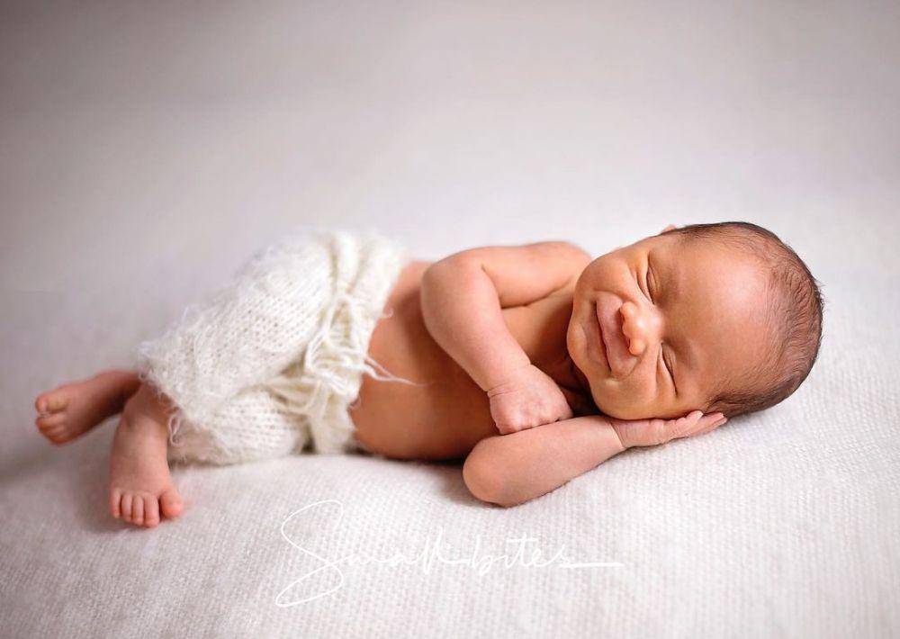 pemotretan newborn baby Leslar (Instagram.com/rizkybillar)