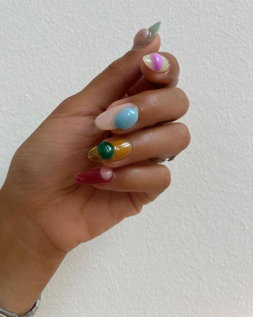 ilustrasi nail art (instagram.com/nailsbymei)
