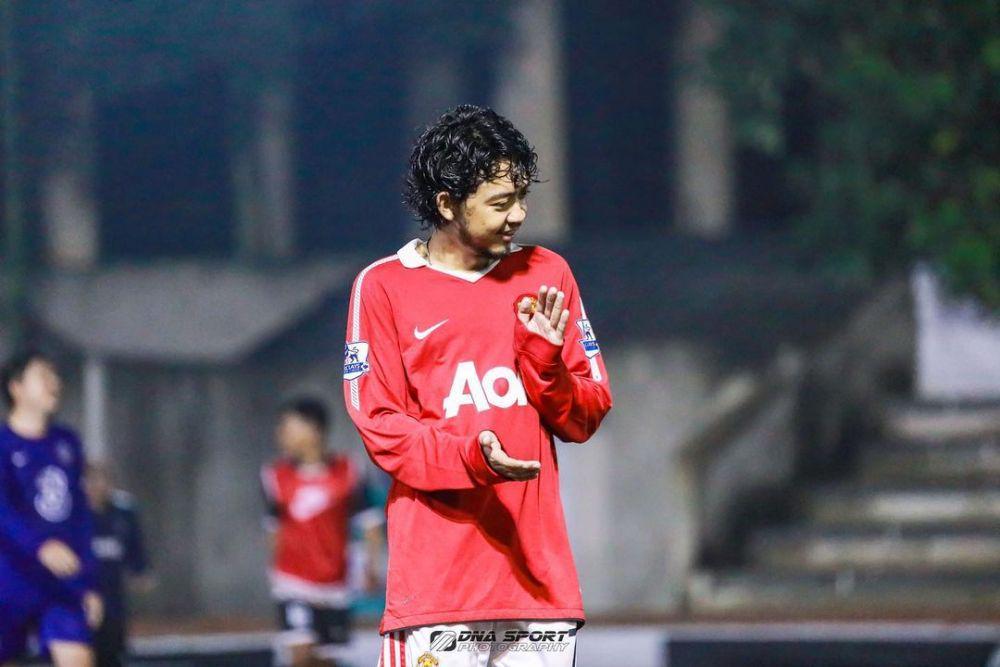 9 Potret Energik Pamungkas saat Bermain Sepak Bola, Macho Abis!