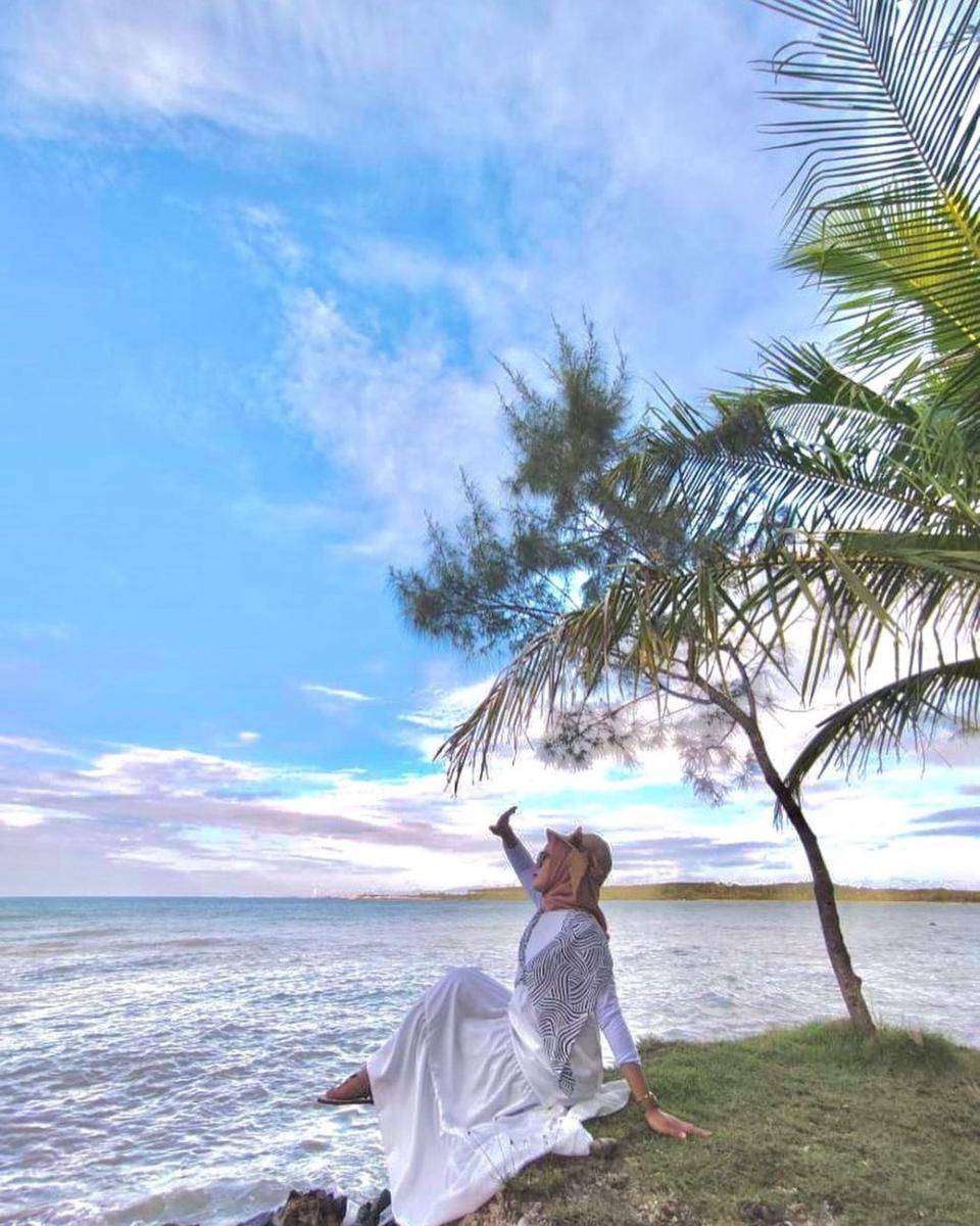 Menikmati suasana di Pantai Tanjung Lesung, Banten (instagram.com/indah.lestari23)