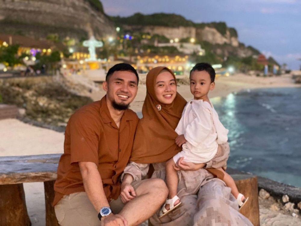 9 Potret Momen Liburan Lindswell Kwok dan Keluarga di Bali