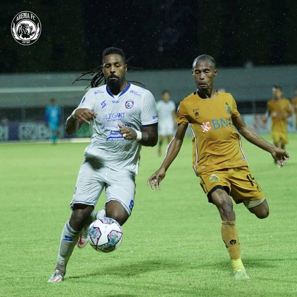 Striker Arema FC, Carlos Fortes berduel dengan bek Bhayangkara FC, Ruben Sanadi. Instagram/aremafcofficial