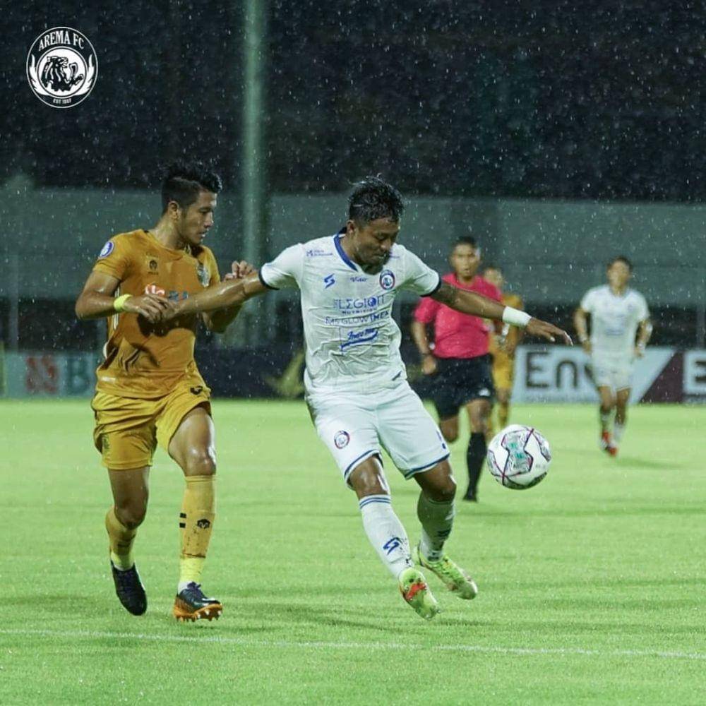 Kushedya Hari Yudo duel dengan bek Bhayangkara FC, Putu Gede Juniantara. Instagram/aremafcofficial