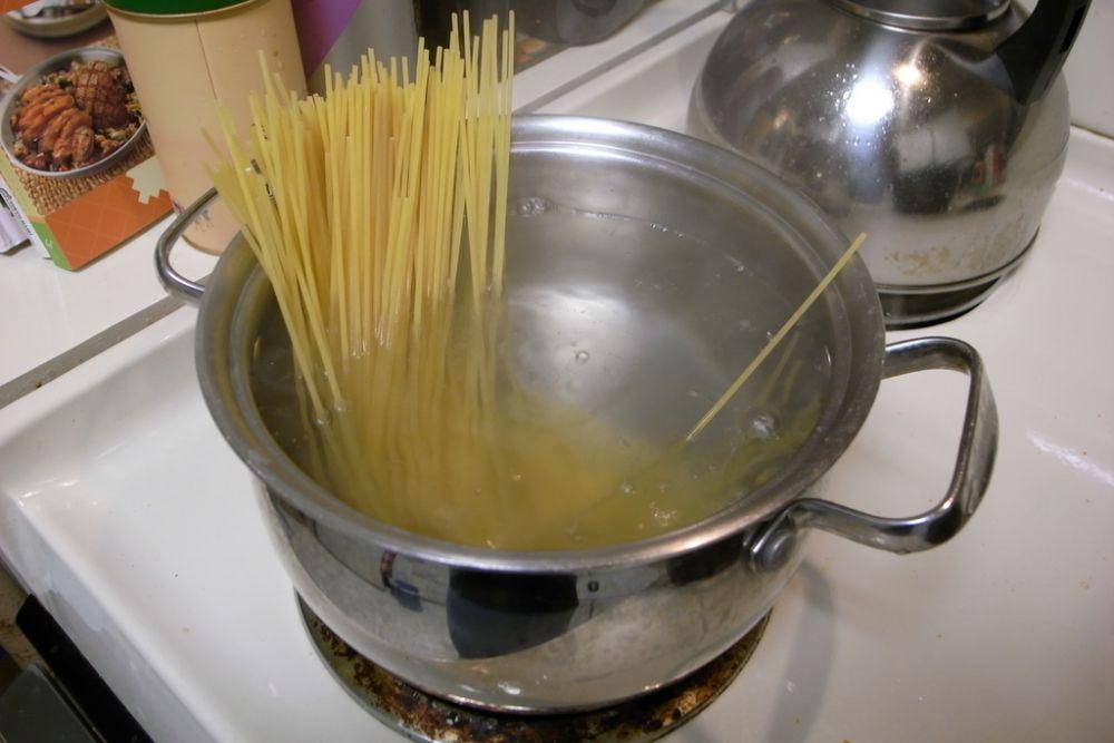 Ilustrasi merebus spaghetti (simplemost.com)