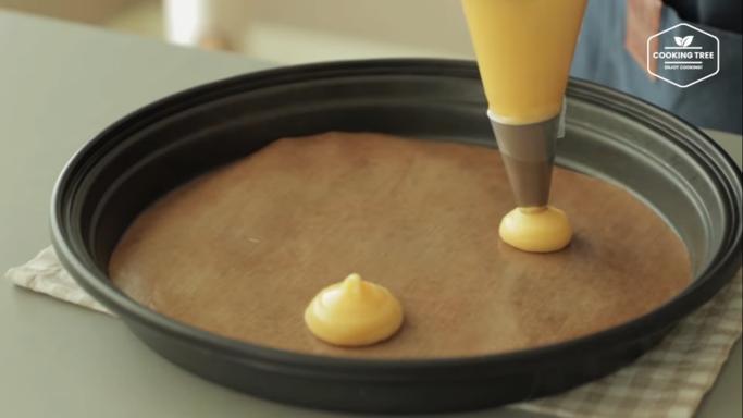 ilustrasi adonan dalam loyang (dok. youtube.com/Cooking tree 쿠킹트리)
