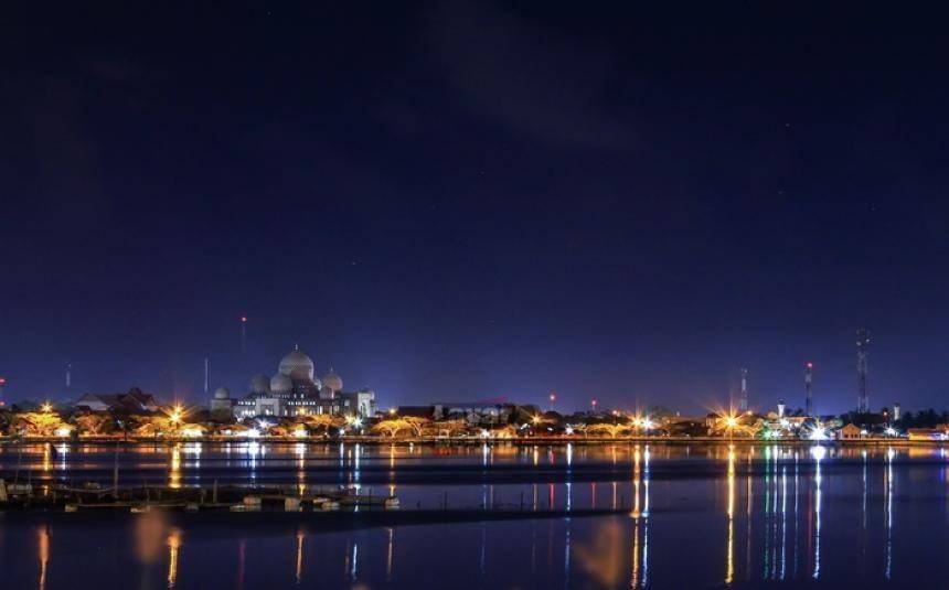 Suasana Waduk Pusong di Kota Lhokseumawe ketika malam hari. (Dok.Direktorat Pariwisata Indonesia)