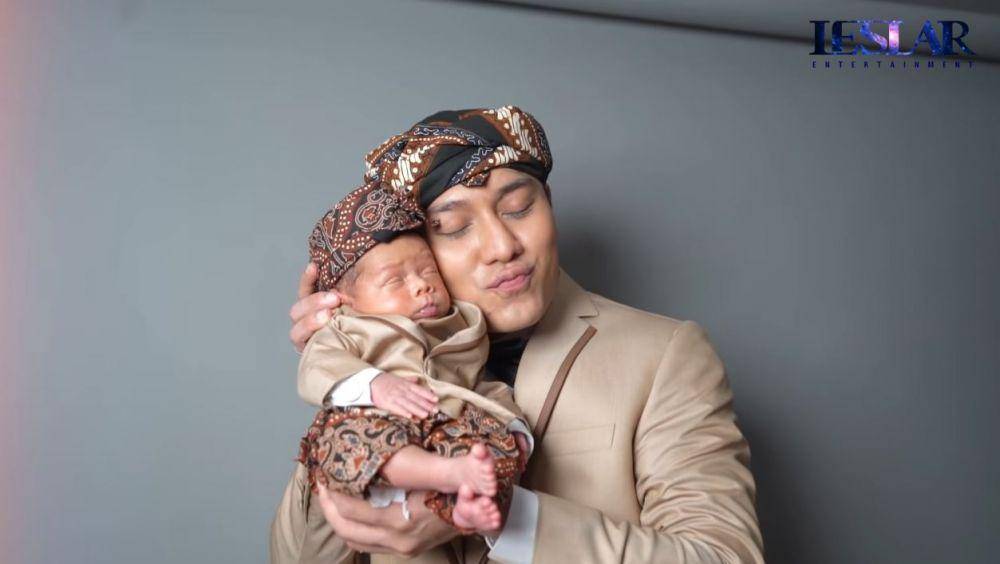 pemotretan newborn baby Leslar (youtube/Leslar Entertainment)