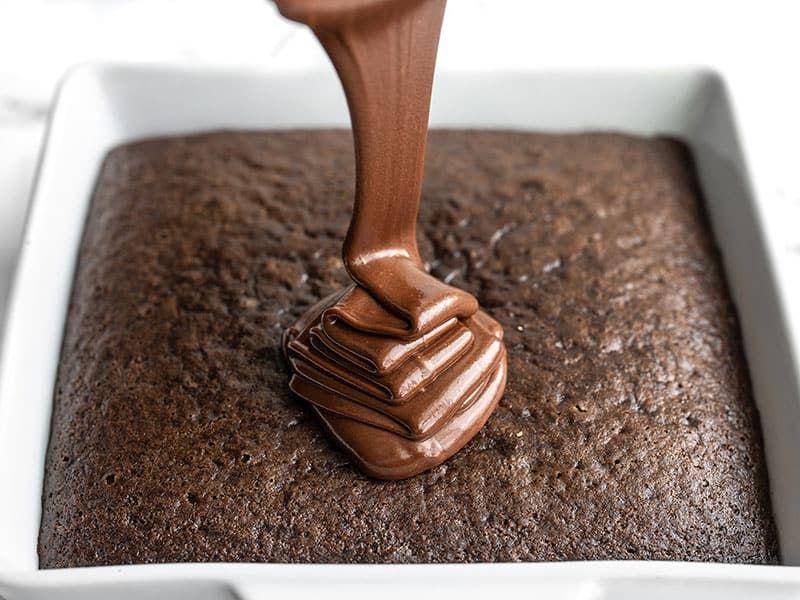 ilustrasi menuang sisa adonan brownies. (budgetbytes.com)