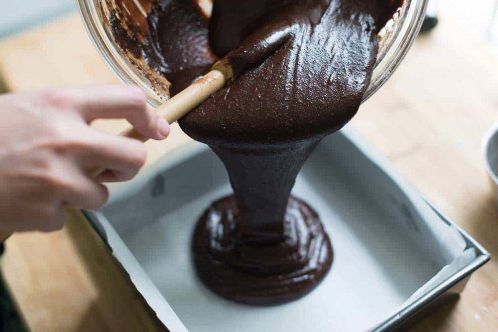 ilustrasi menuang adonan brownies ke dalam loyang (inspiredtaste.net)