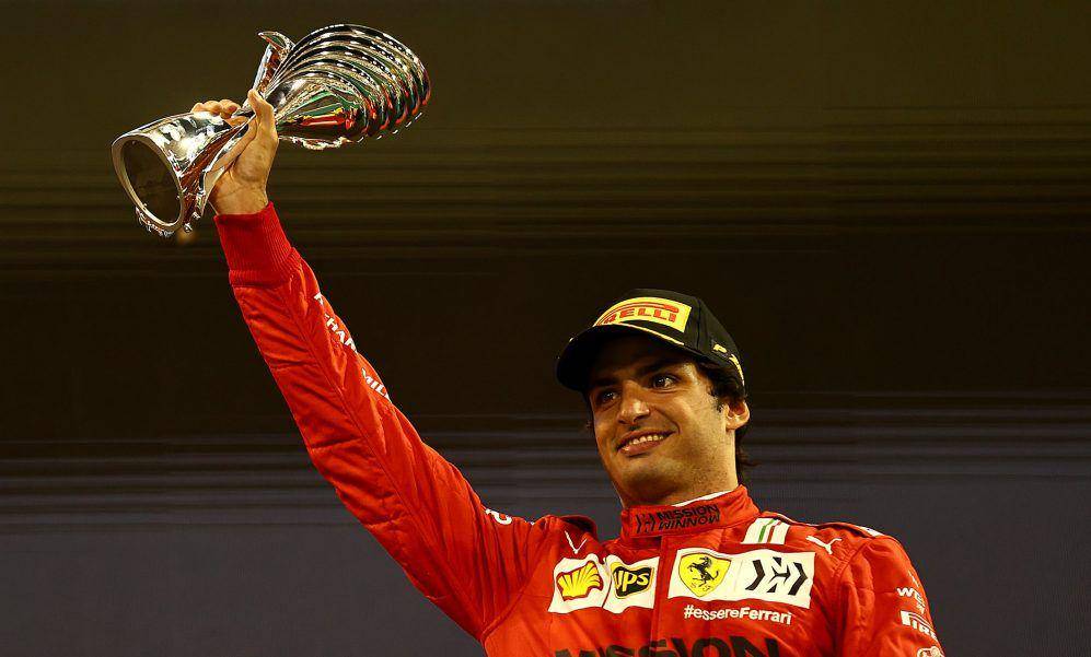 Carlos Sainz saat di podium GP Abu Dhabi. (formula1.com)