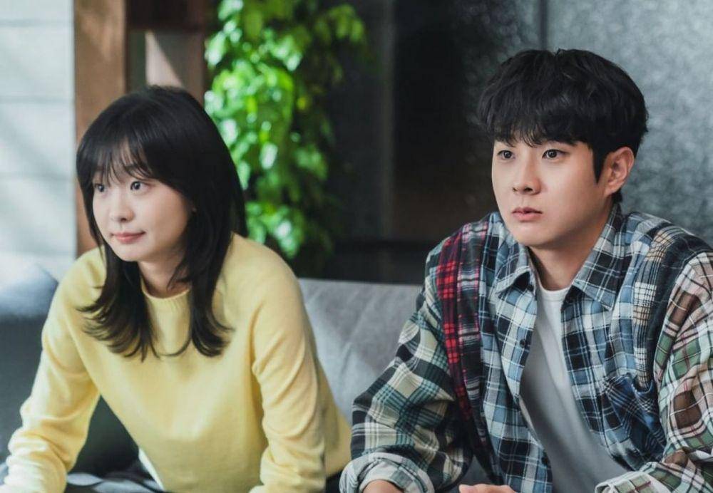 Kim Da Mi dan Choi Woo Sik di drama Our Beloved Summer (instagram.com/sbsdrama.official)