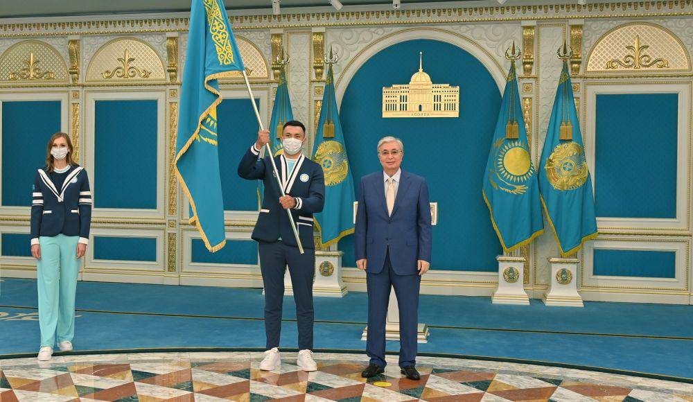 Presiden Tokayev berpose bersama dengan atlet Kazakhstan (Twitter.com/Qasym-Jomart Toqayev)
