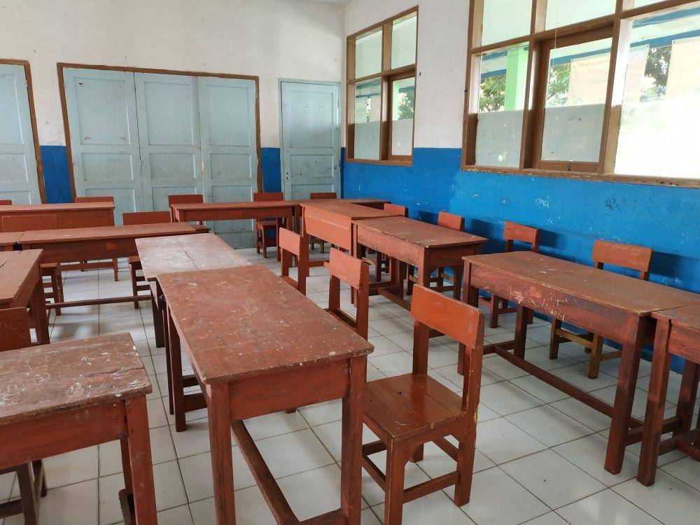 Sekolah terapkan desain 2 meja dengan 3 kursi untuk menjaga jarak ketika PTM 100%. IDN Times/Debbie Sutrisno