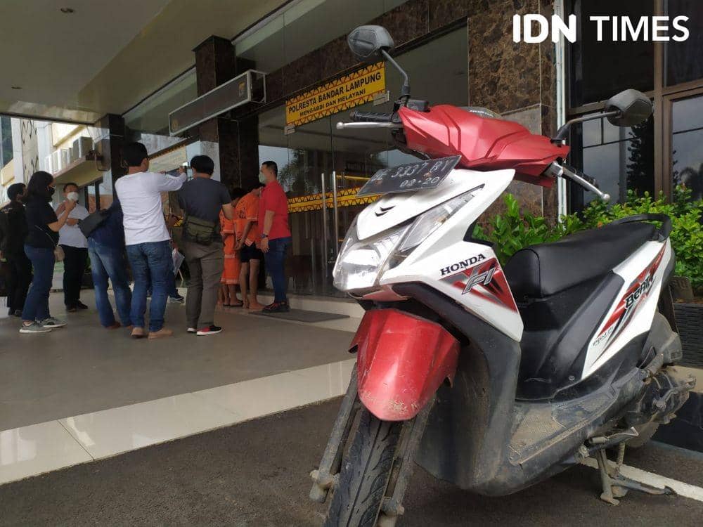 Satreskrim Polresta Bandar Lampung kembali mengamankan tiga tersangka pelaku tindak pidana pencurian dengan pemberatan (Curat). (IDN Times/Tama Yudha Wiguna)