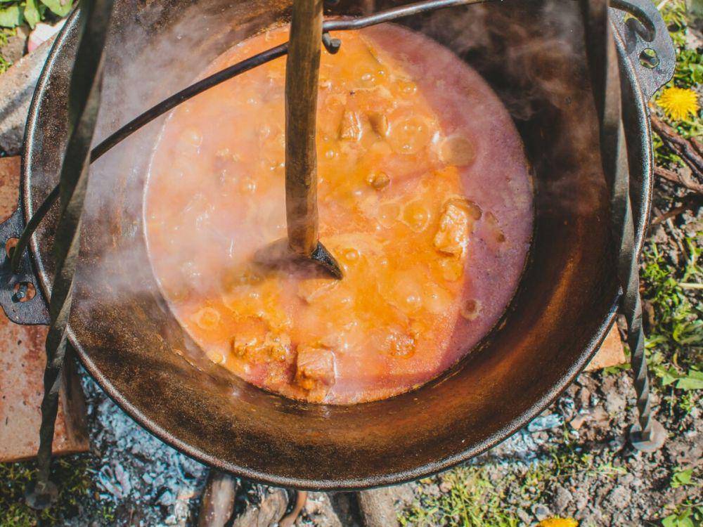 ilustrasi memasak rendang nangka (pexels.com/@czapp-arpad-3647289)