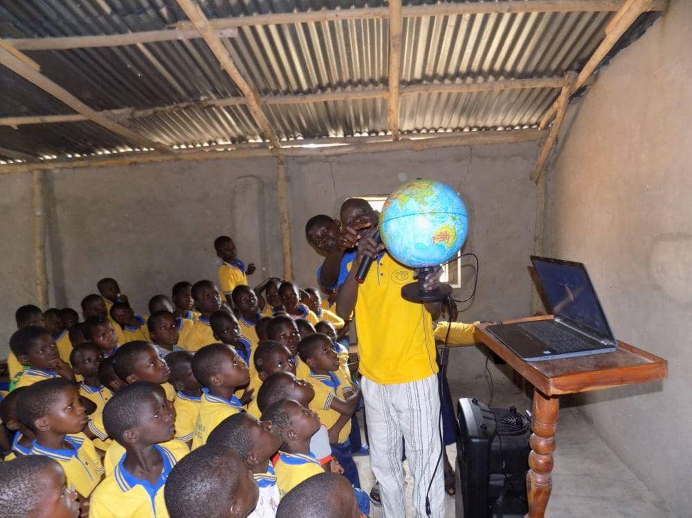 ilustrasi mengajar di daerah terpencil (pexels.com/Simon KATA)