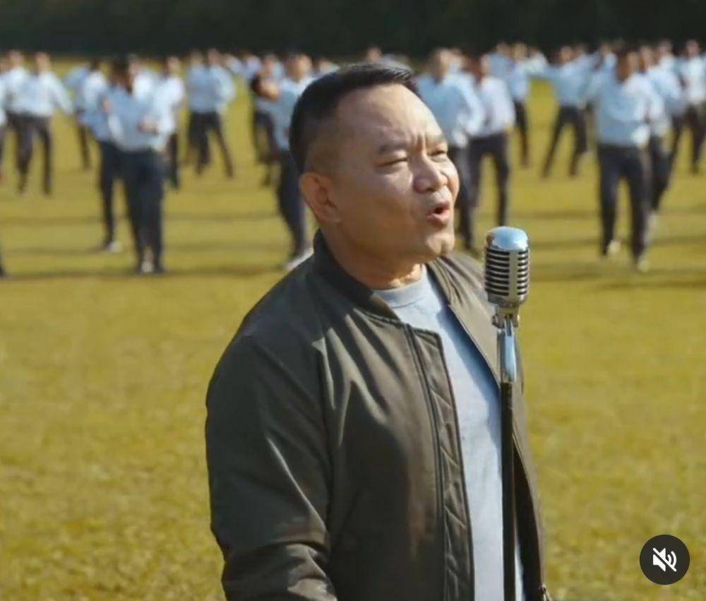 Kepala Staf Angkatan Darat (KSAD) Jenderal Dudung Abdurachman ketika melakukan syuting lagu Ayo Ngopi (Tangkapan layar video Istimewa)