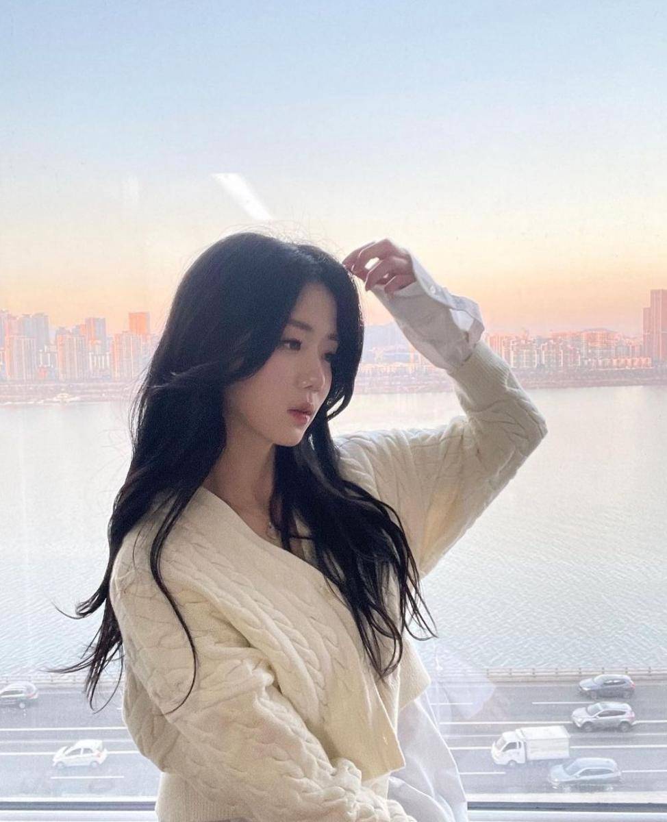 Shin Ji Yeon (instagram.com/jiiiyeonie__)