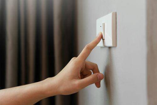 Ilustrasi mematikan lampu untuk menghemat energi (Shutterstock/eggeegg)