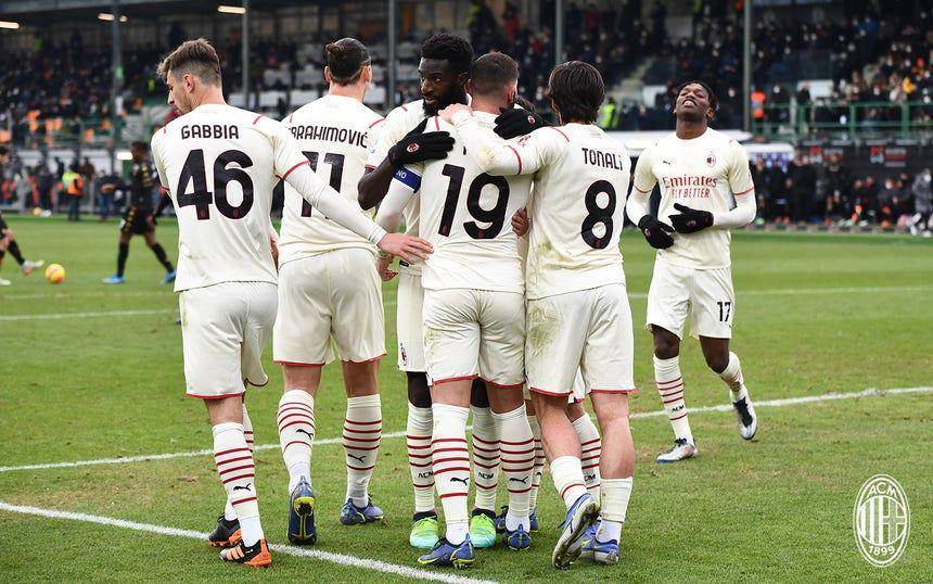 para pemain AC Milan melakukan selebrasi gol. (acmilan.com)
