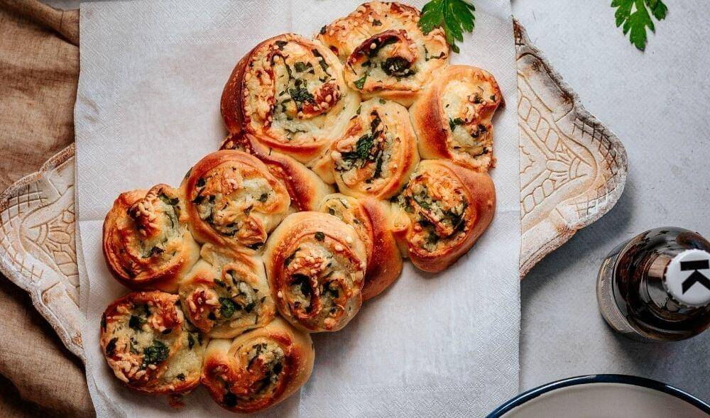 ilustrasi roti gulung daun bawang (unsplash.com/Visual Stories || Micheile)