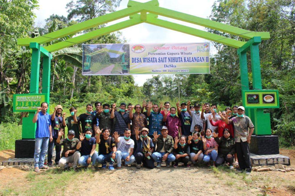 Foto bersama di Gapura Wisata DeSka usai berlangsungnya seremoni peresmian Gapura. (DOK: HPI Tapteng)