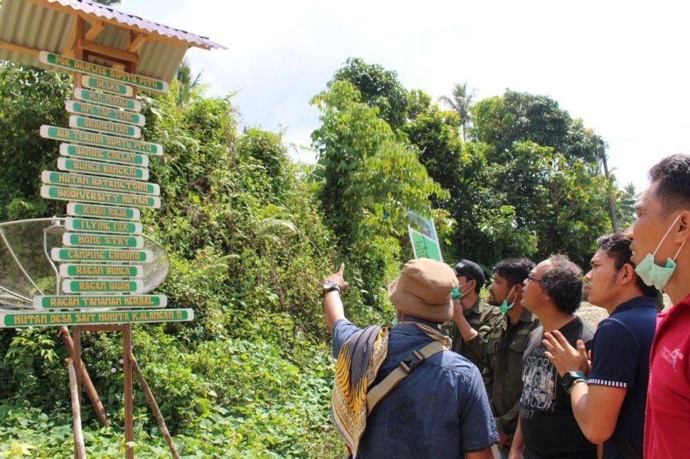 Perwakilan PLN meninjau papan spot wisata DeSka. (DOK: HPI Tapteng)