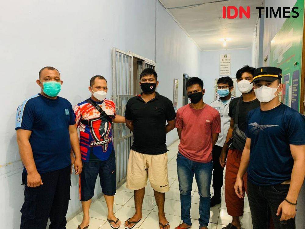 Dua warga binaan (memakai masker hitam) ditahan petugas Lapas Klas II B Meulaboh terkait penyelundupan sabu. (Dokumentasi Lapas Klas II B Meulaboh untuk IDN Times)